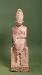 Statua seduta del faraone Khasekhem con nemici conquistati incisi intorno alla base, trovata a Hierakonpolis, c.2700 a.C.